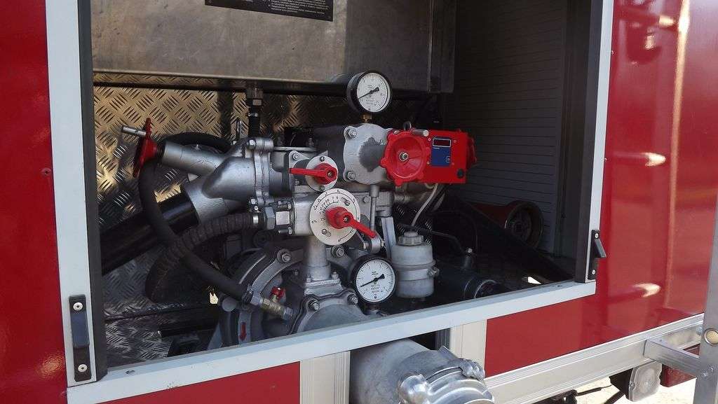 Двигатель и шасси пожарного автомобиля