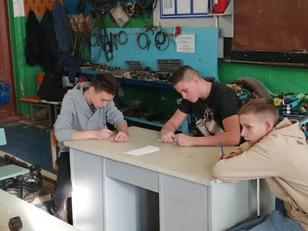 Преподаватель устройства и эксплуатации автомобилей